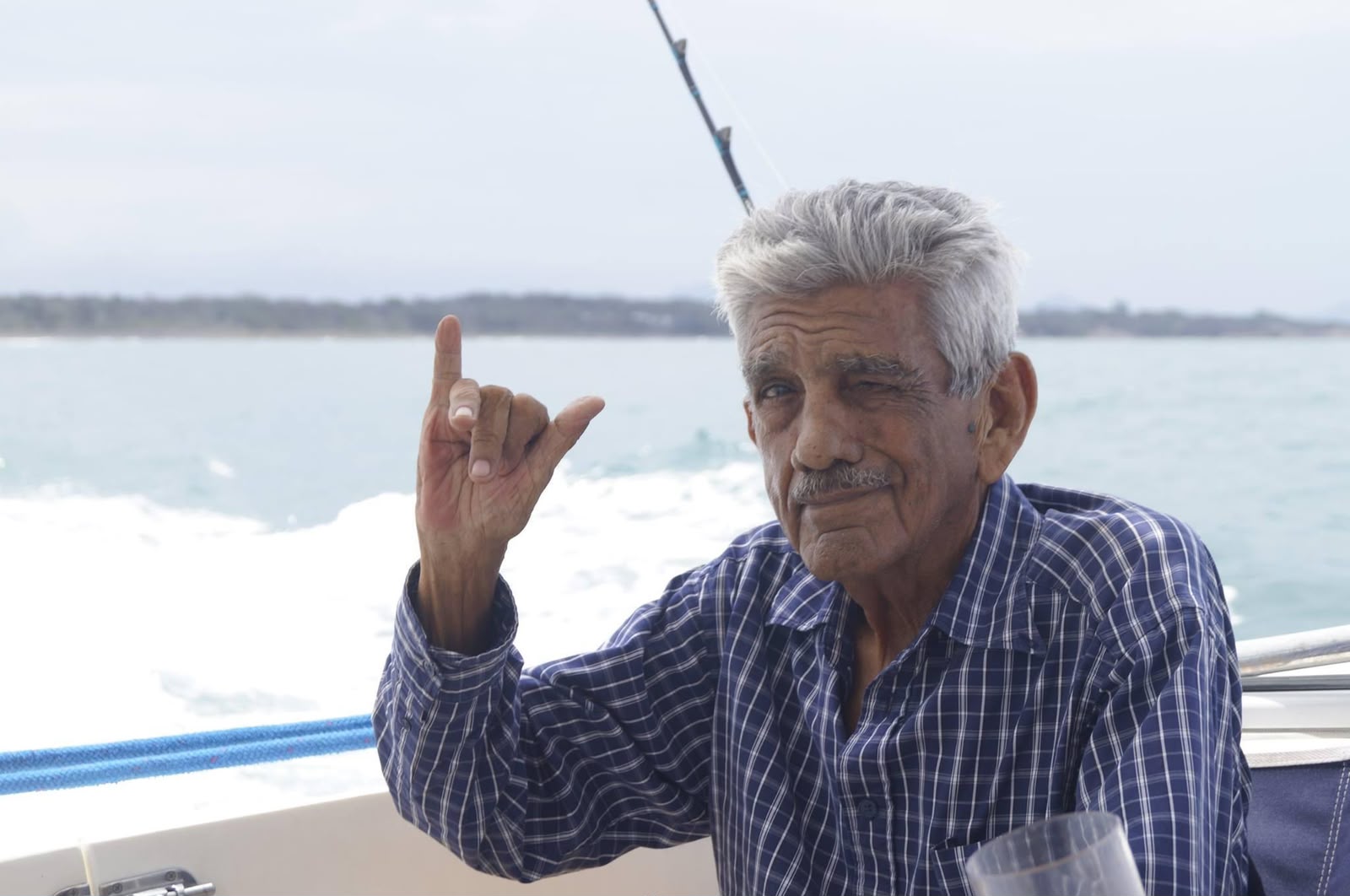 Pescador veterano disfrutando la jornada a bordo