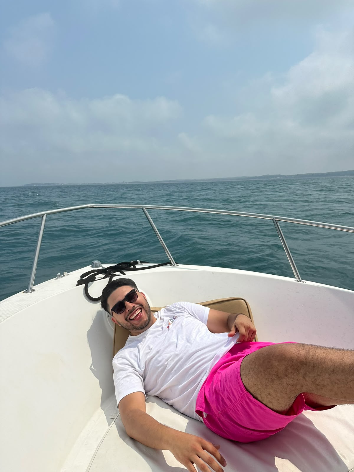 Pasajero relajándose en la proa de la lancha frente al mar