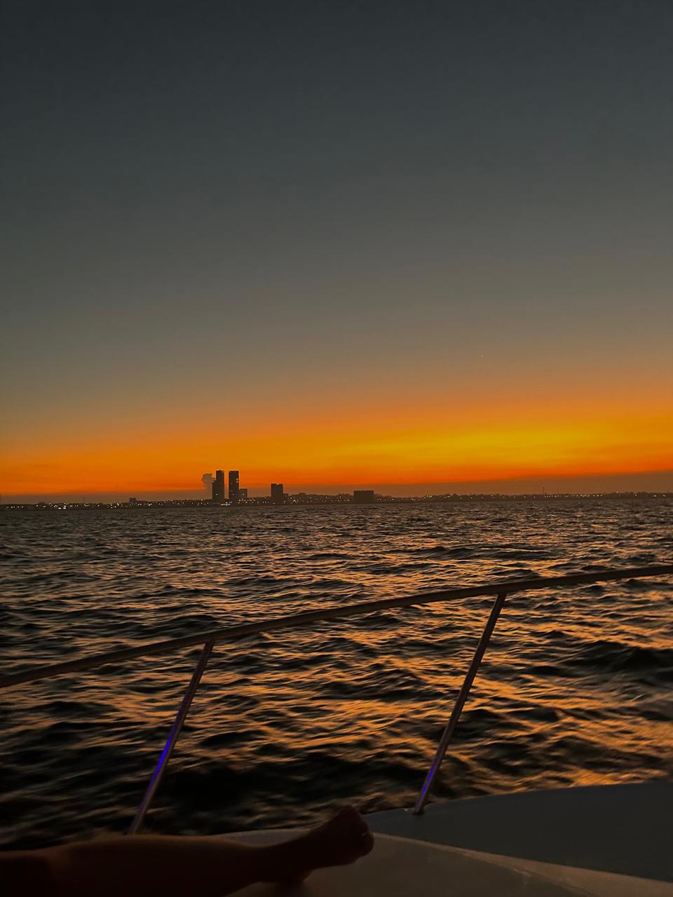Atardecer dramático naranja sobre el mar con el skyline de Boca del Río