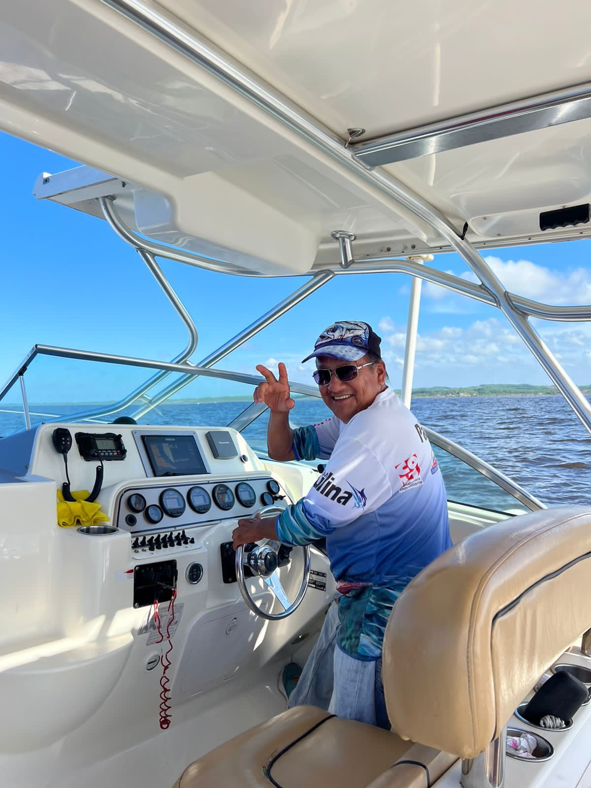 El capitán al mando de la lancha en un día soleado